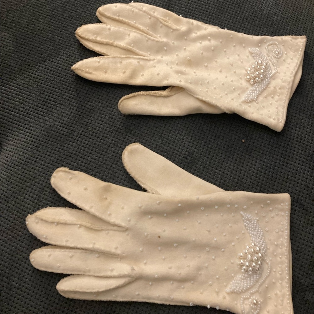 FREE SHIPPING Vintage 1940s/50s beaded gloves